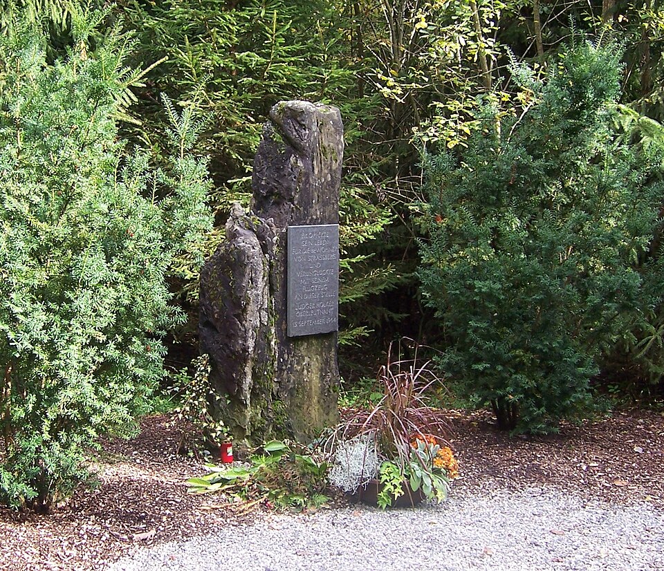 File:2013-10-13 Ludger Hoelker Gedenkstein.jpg
