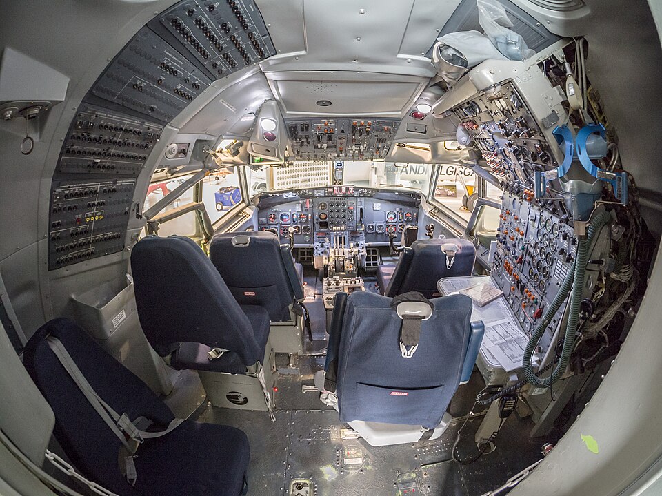 File:Boeing 727 cockpit Aviation museum (29097199906).jpg