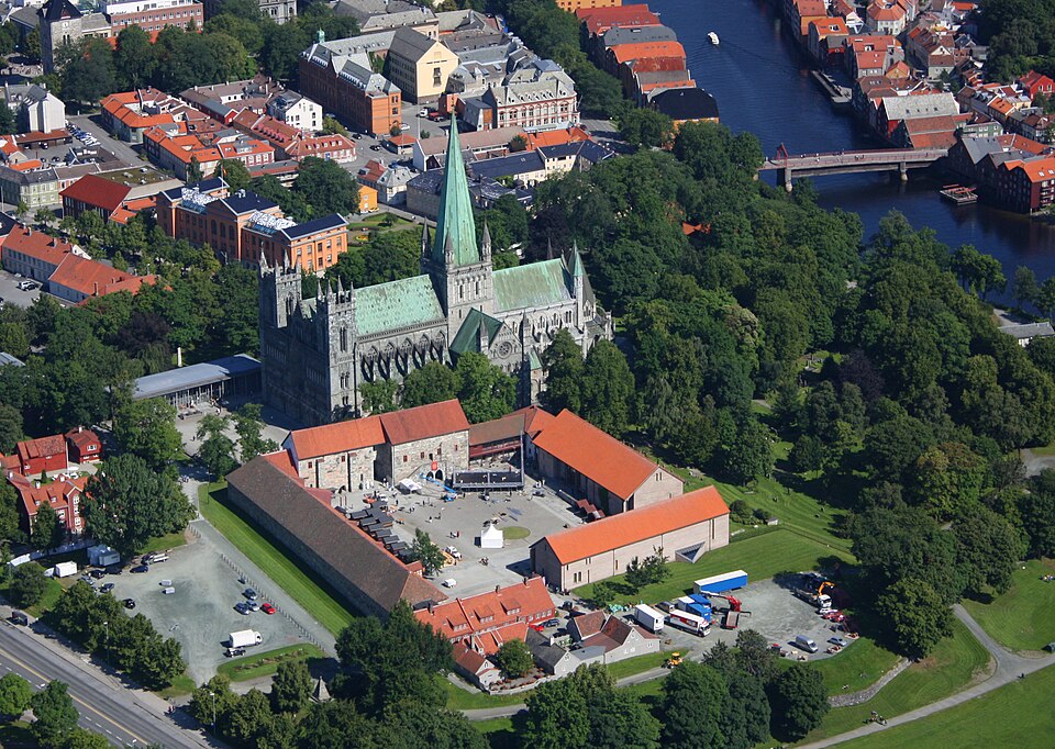 File:Nidarosdomen og Erkebispegården Trondheim 01.jpg