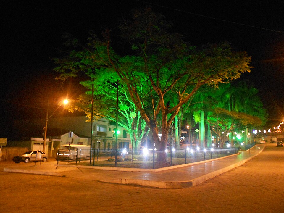 File:Praça Gabriel Ribeiro Salgado à noite.jpg