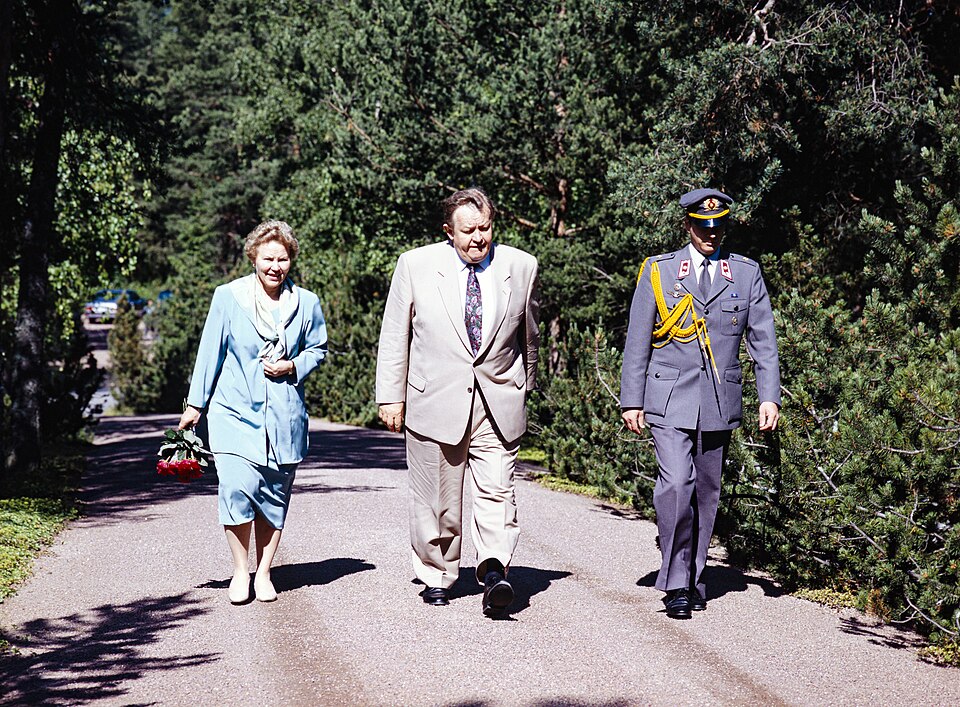 File:Ahtisaari-at-Kultaranta-1994.jpg