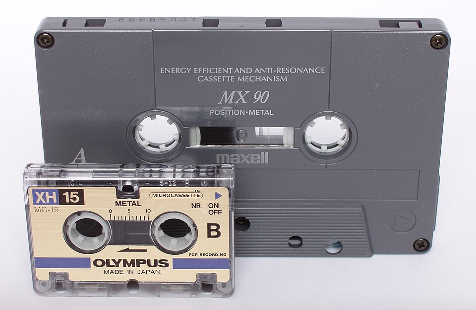File:CassetteAndMicrocassette.jpg