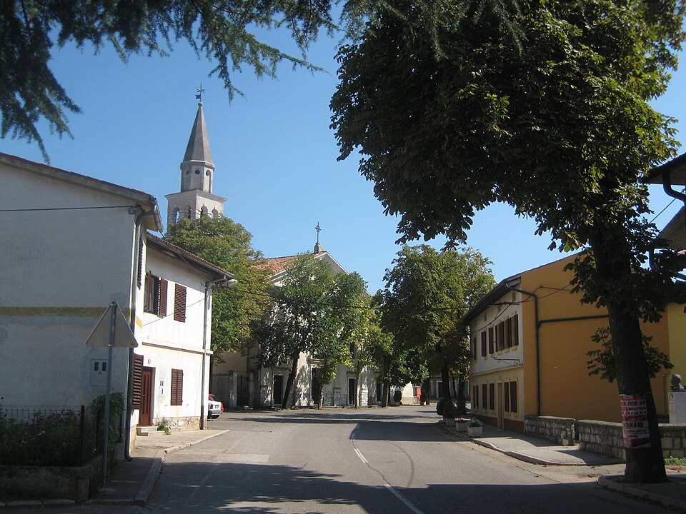 File:OpatjeSelo1.JPG