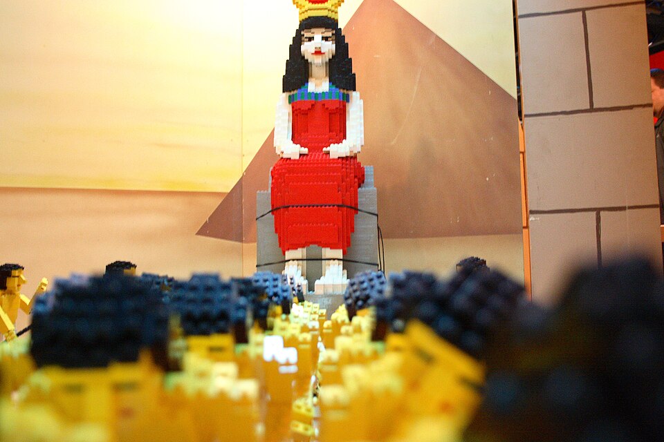 File:Queen and slaves (506413617).jpg
