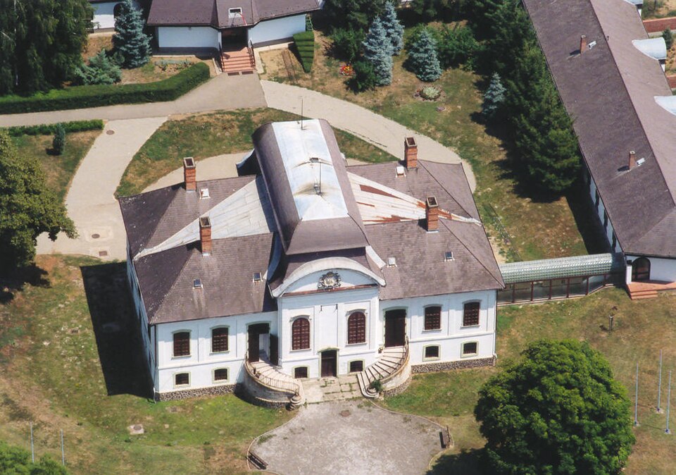 File:Tarnaméra - Palace.jpg