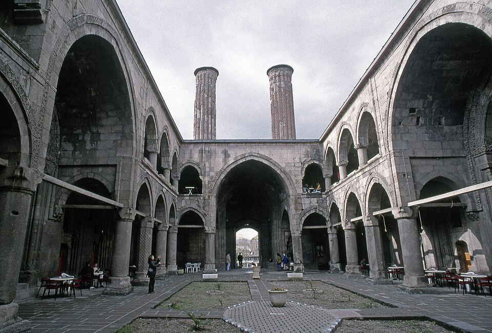 File:Çifte Minareli Medrese (Erzurum) Courtyard 026.jpg