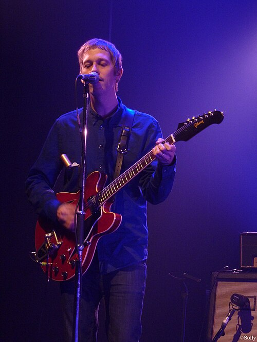 File:Beady Eye Andy Bell 2.jpg