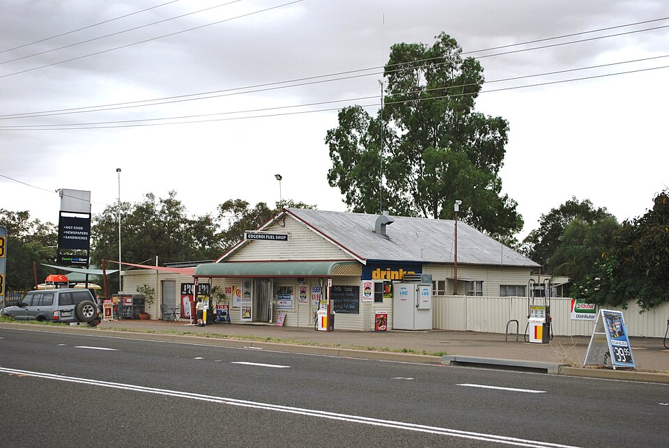 File:EdgeroiFuelShop.JPG