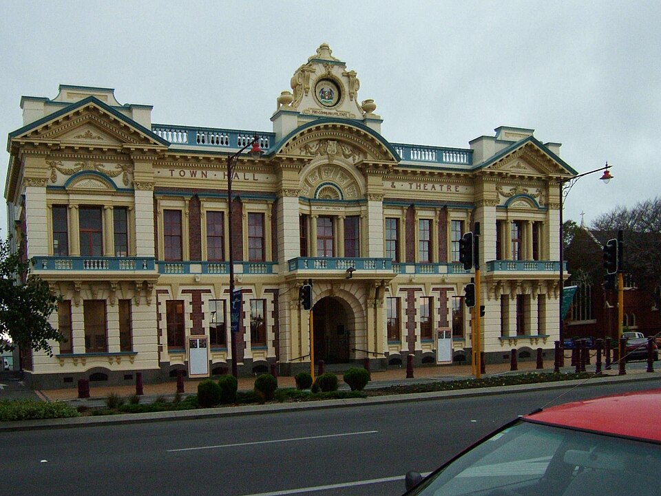 File:Invercargil-town.hall.jpg