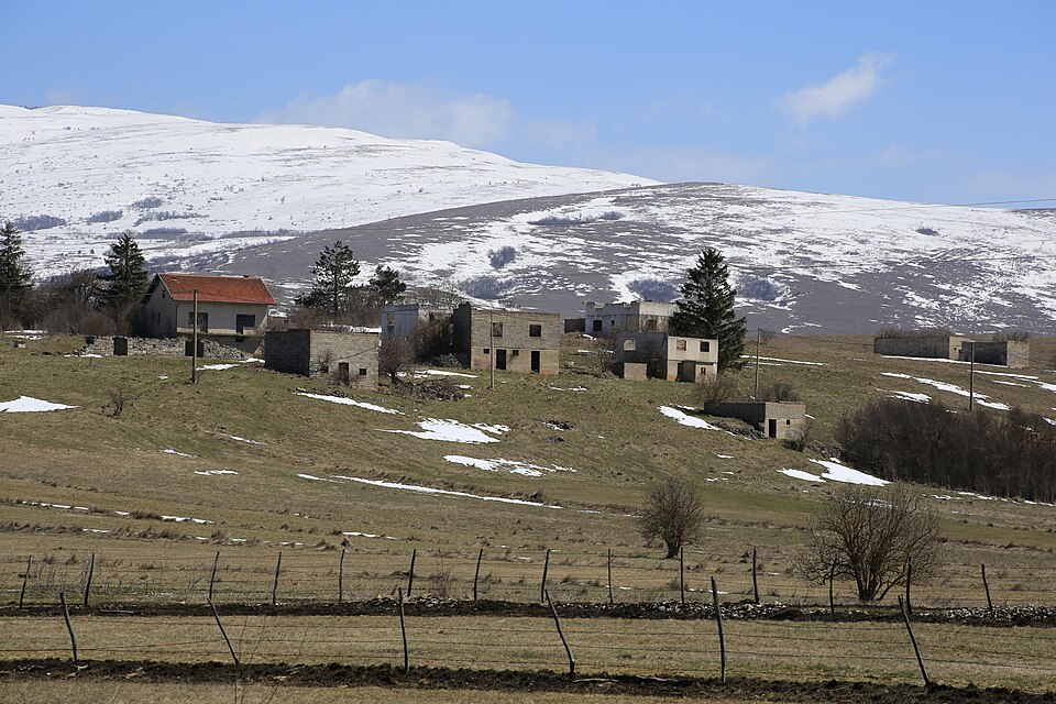 File:Podgreda – ruins 02.jpg