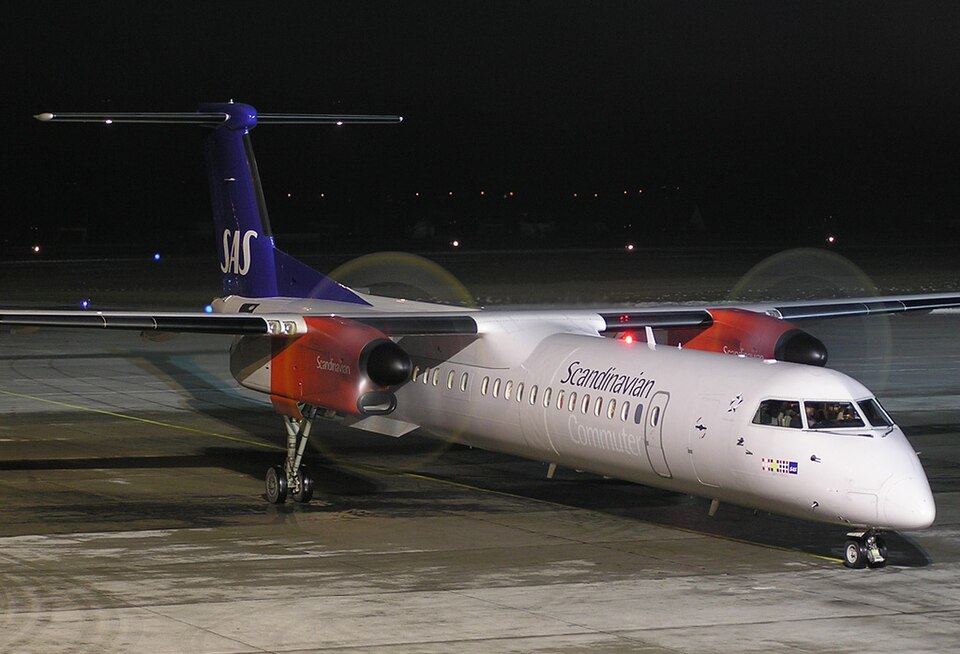 File:Scandinavian Commuter Dash 8 Q400 night.jpg