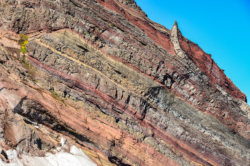 File:Broken Top rock layers.jpg
