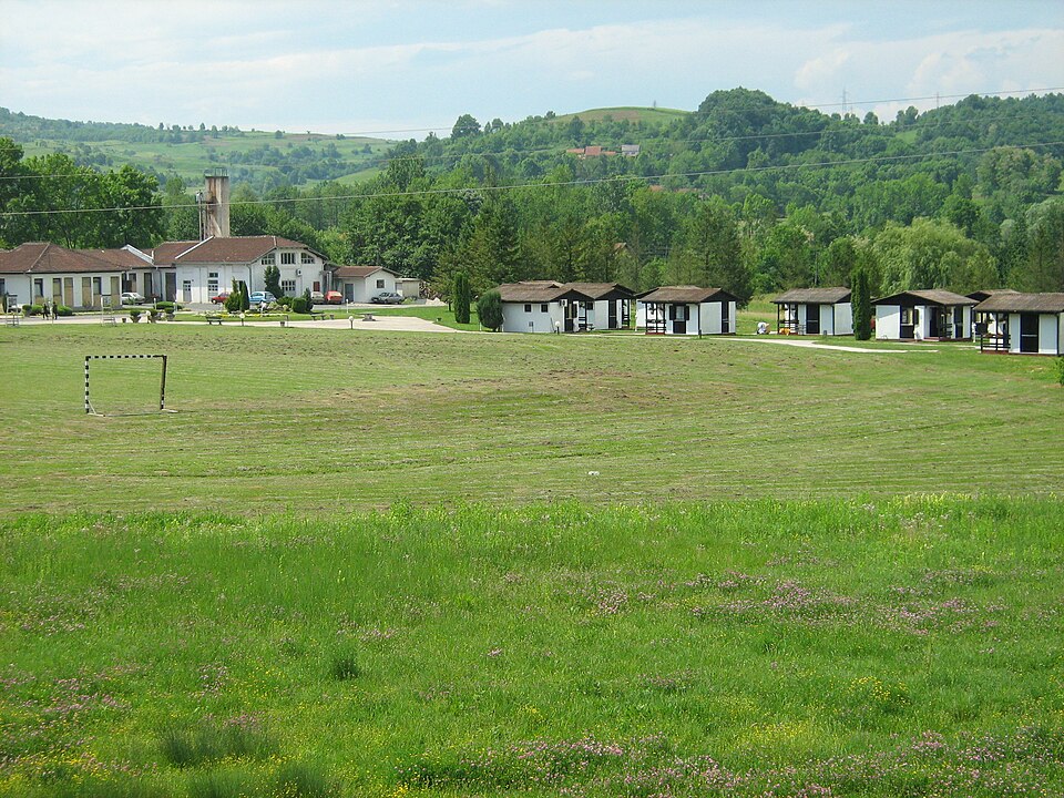 File:Pogled na banju Mljecanicu.jpg