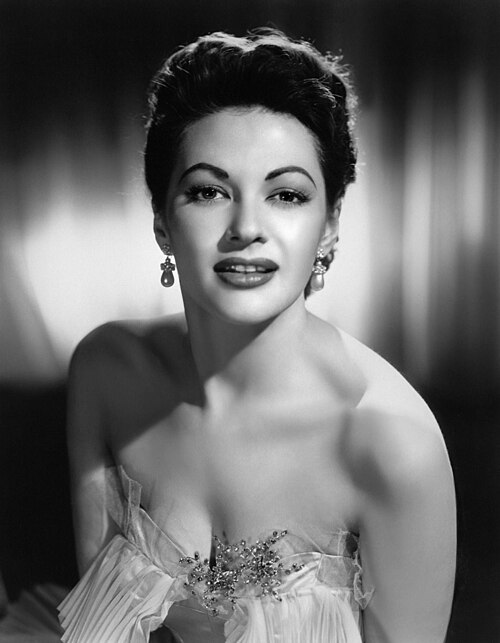 File:Yvonne De Carlo publicity photo.JPG