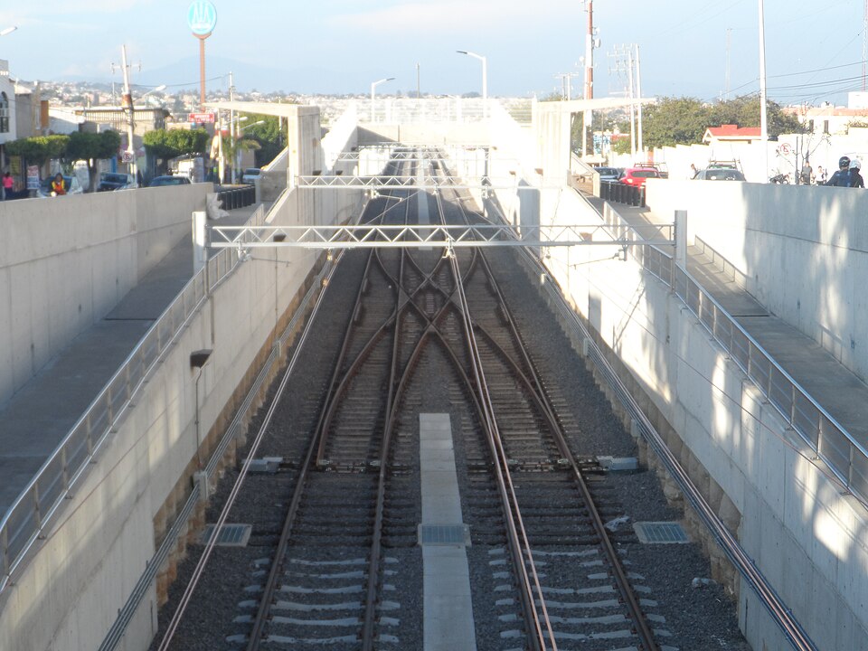 File:Estacionamiento Norte Línea 1 GDL.jpg