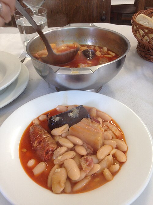 File:Fabada asturiana en Tielve.jpg