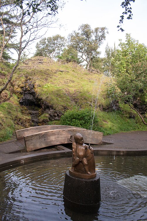 File:Hafnarfjördur town park (Hellisgerdi)-2.jpg
