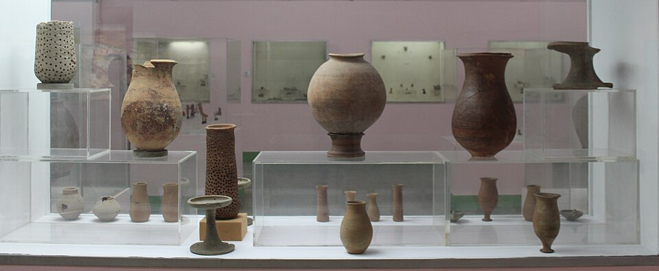 File:Harappn artefacts nm india 01.JPG