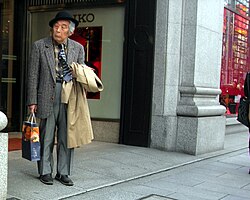 Original picture removed; File:Statler and Waldorf.jpg There is the  OLD wikipedian who knows best (and they usually do)