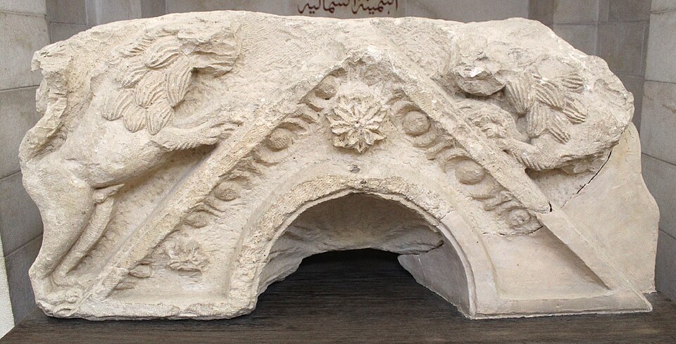 File:Lintel - Nabratein Synagogue.jpg