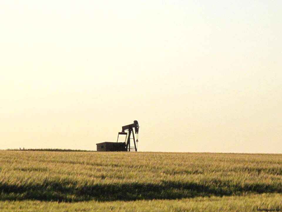 File:Oil Derrick, near Ponoka, Alberta, Canada.jpg