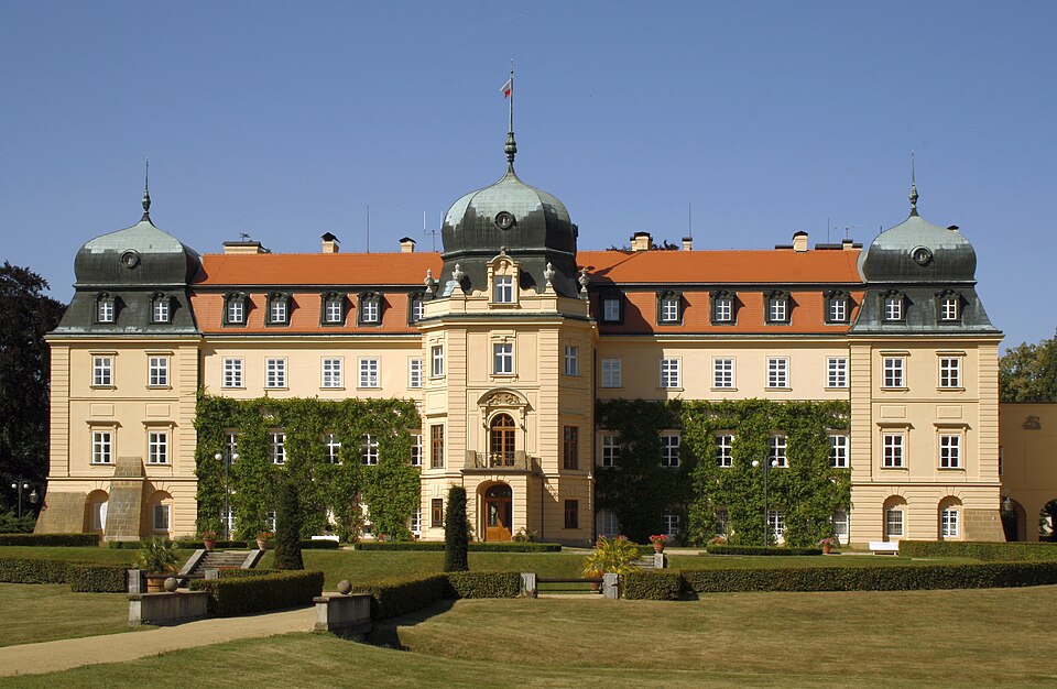 File:Průčelí lánského zámku verze2.jpg