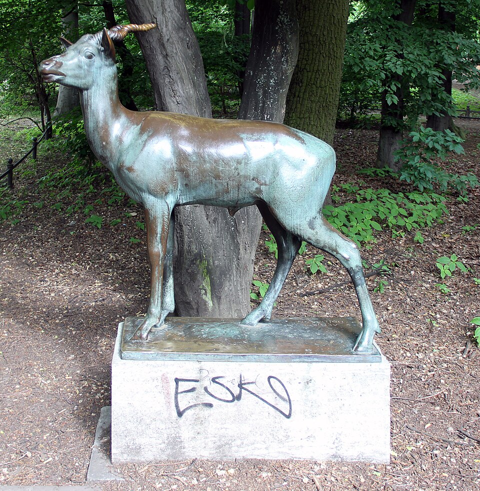 File:Skulptur Preußenpark (Wilmd) Antilope&Arthur Hoffmann&1926.jpg