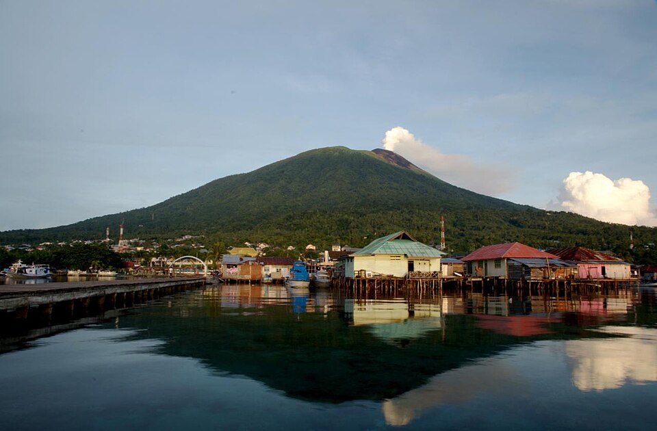 File:Ternate Volcano view from Dodoku Ali.jpg