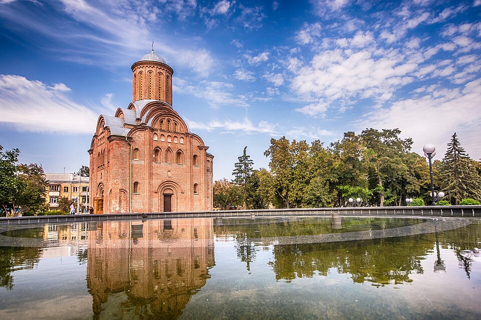 File:П'ятницька церква (Чернігів) біля фонтану.jpg
