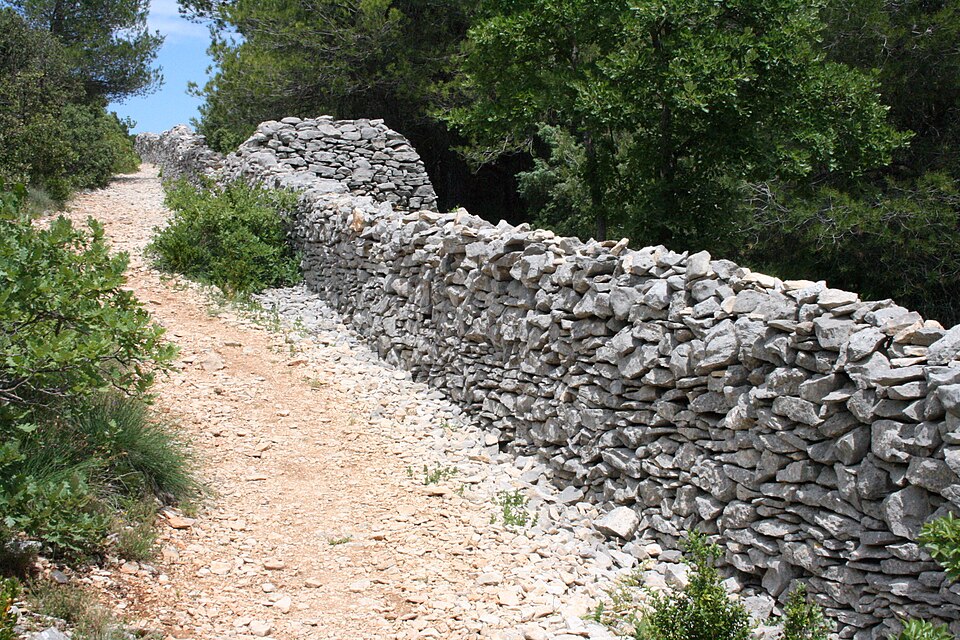 File:Cabrières-d'Avignon 902.jpg