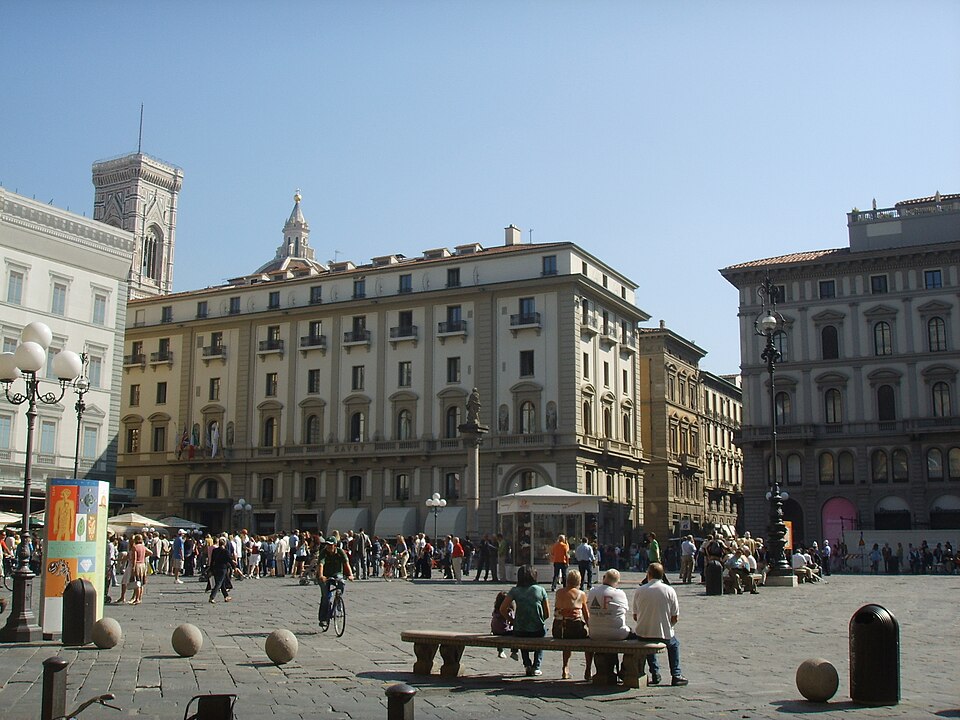 File:Piazza della repubblica 13.JPG