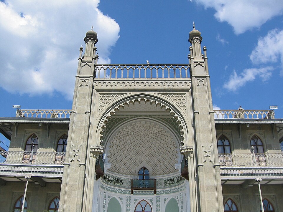 File:Vorontsov's Palace 2, Alupka, Crimea.jpg