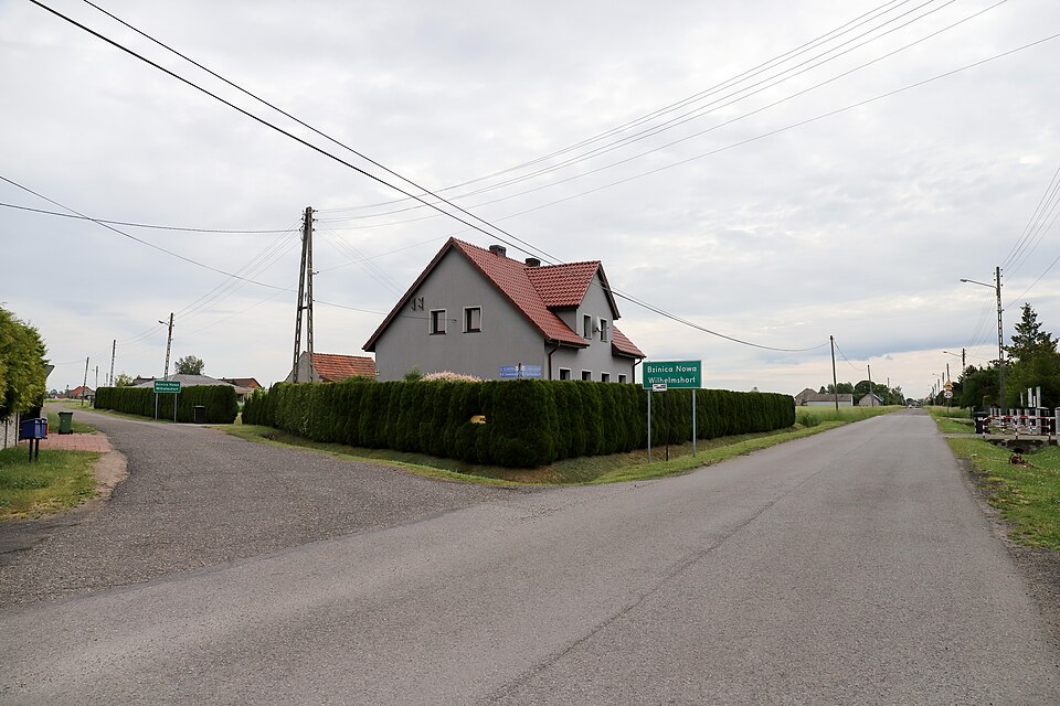 File:2022-05 Bzinica Nowa (01) Wjazd.jpg