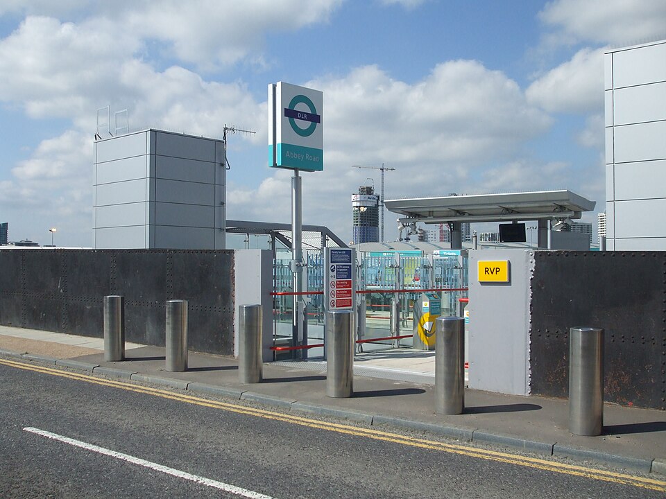 File:Abbey Road stn south entrance.jpg