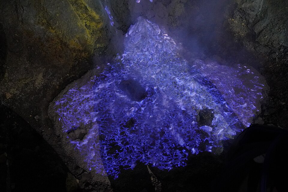 File:Blue flames in the Ijen Caldera.jpg