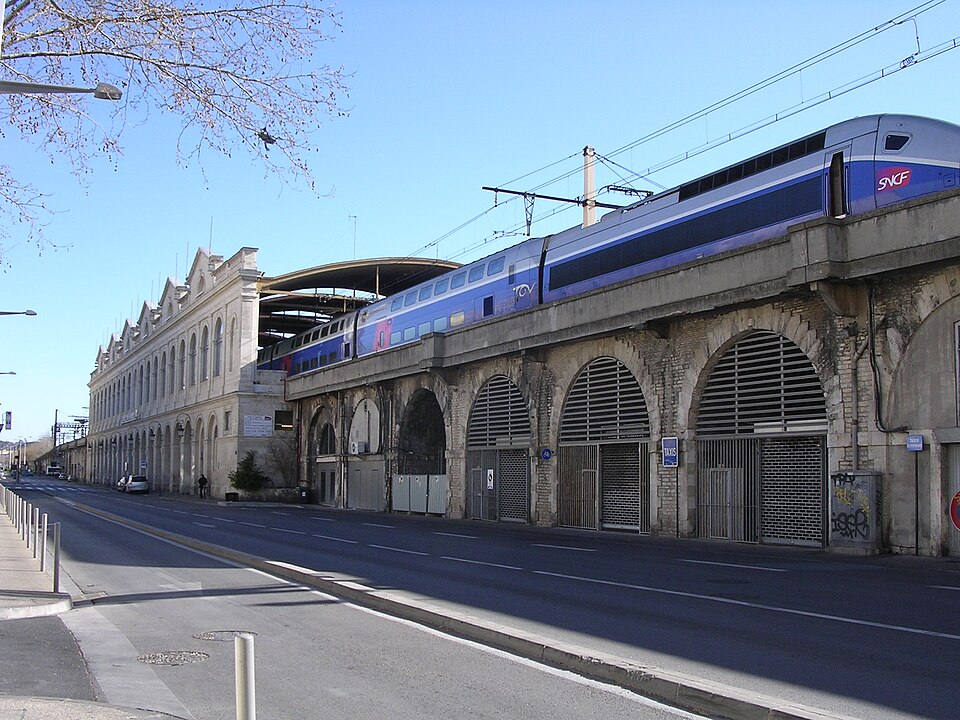 File:Façade de la gare de Nîmes.JPG