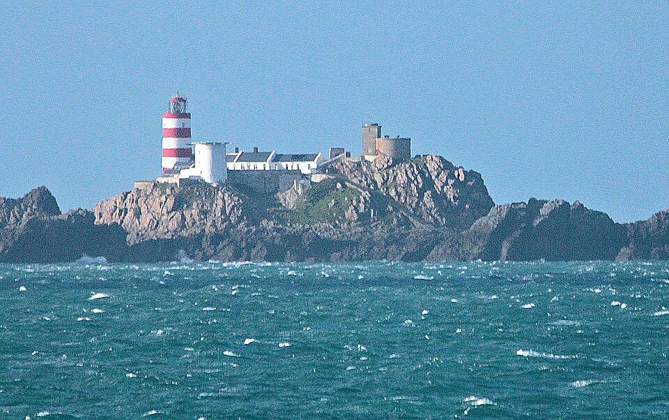 File:Faros de Casquets zoom.jpg