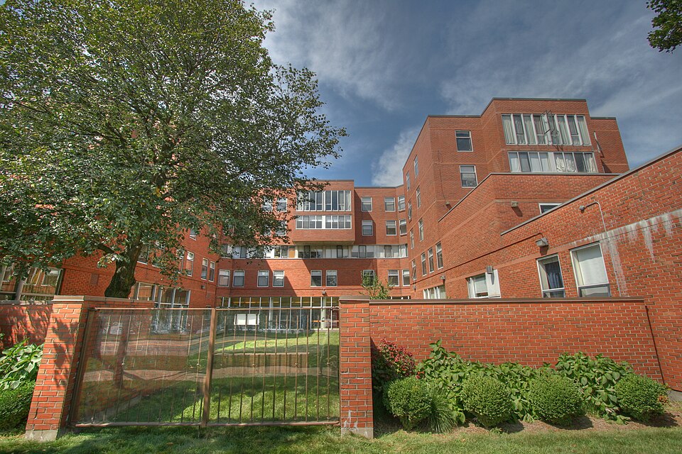 File:MIT New House 2.jpg