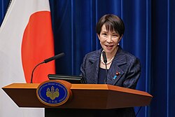 Meeting with the prime minister in the press conference room. Behind it is the blue curtain used by the prime minister