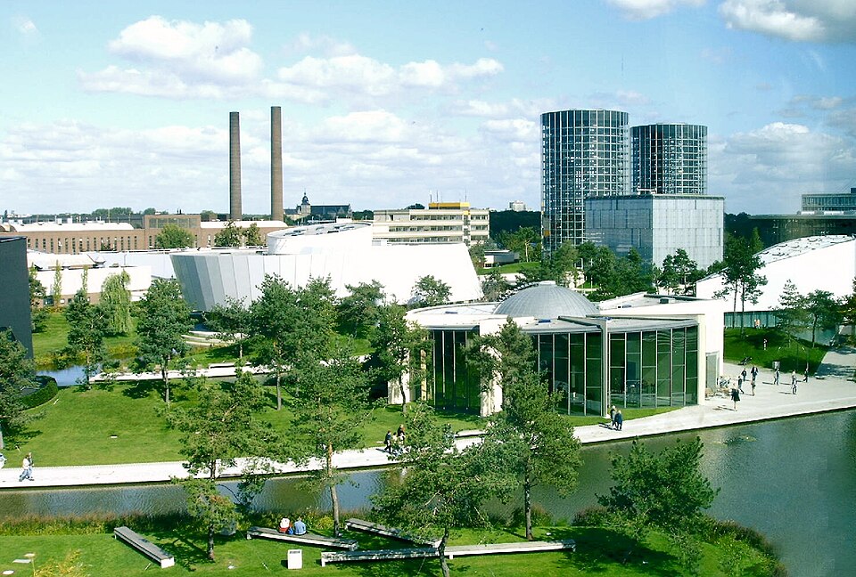 File:Autostadt, Wolfsburg Gelände.jpg