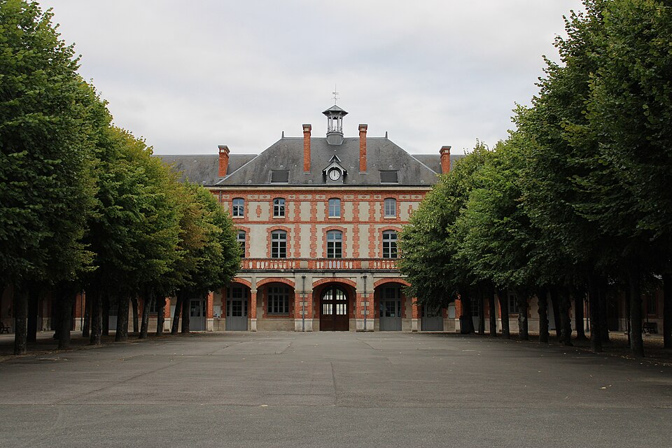 File:Cour intérieure lycée François-Ier été (2).jpg