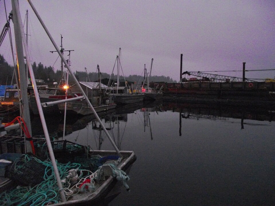 File:Fanny Bay service docks.JPG