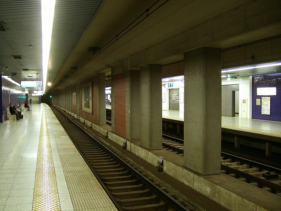 File:Keikyu-railway-airport-line-Tenkubashi-station-platform.jpg