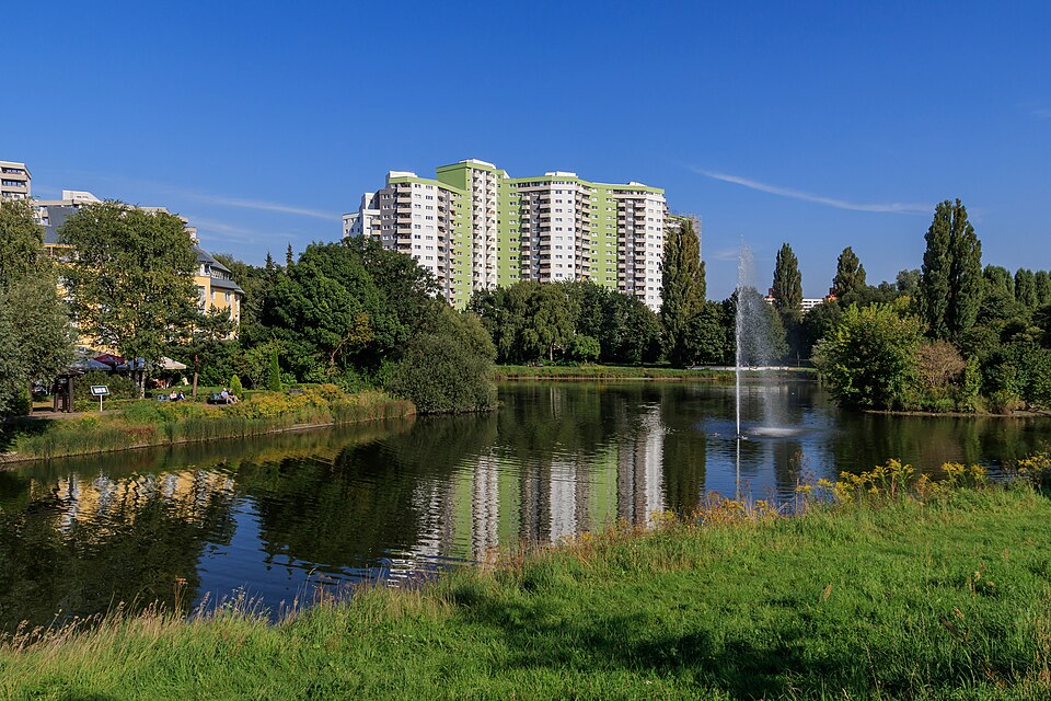 File:Berlin MaerkViertel Seggeluchbecken 09-2017.jpg