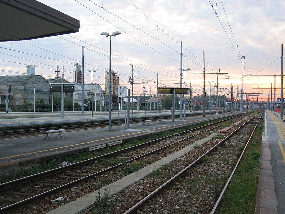 File:Binari Stazione Centrale Treviglio.jpg