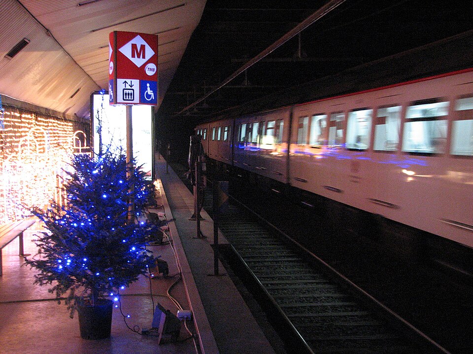 File:Estación de Gaudí Barcelona Navidad 2008.jpg