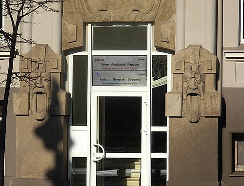 Grandiose front gate