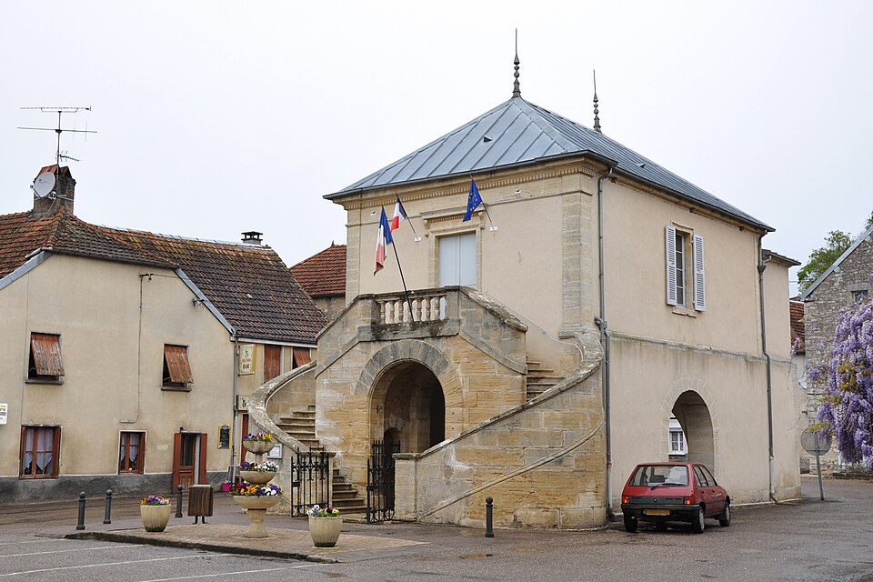File:Mairie-lavoir de Beaujeu 70 260409 3.jpg