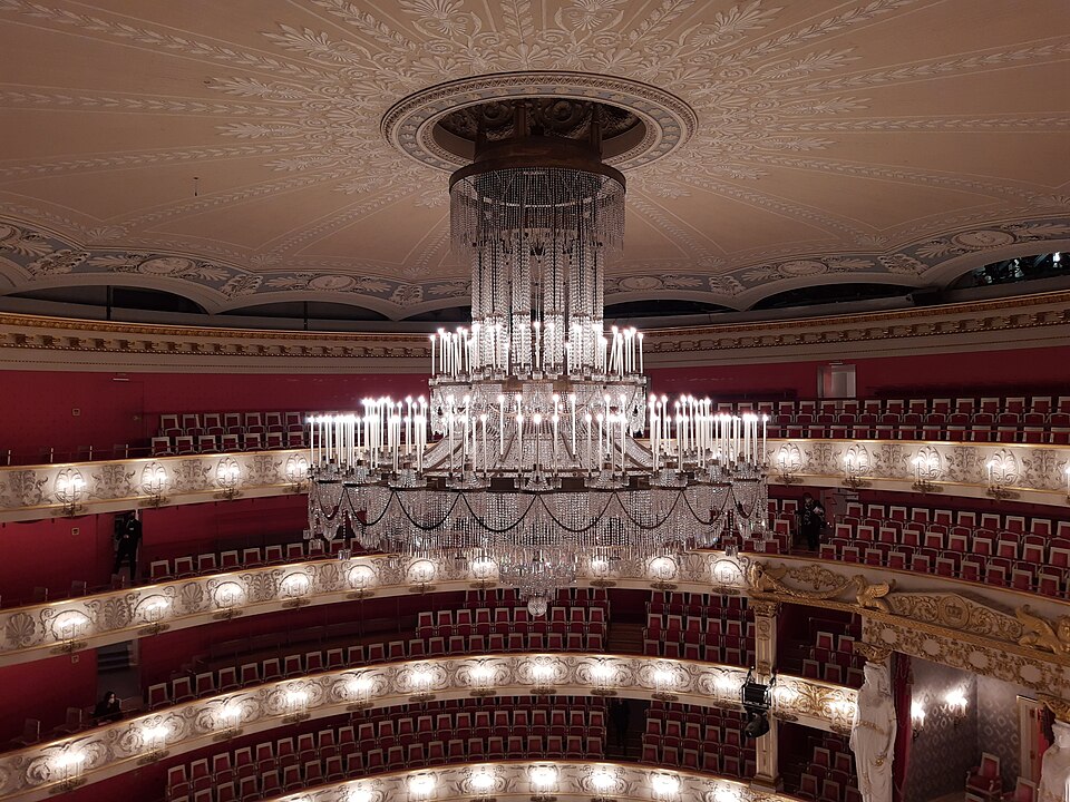File:Nationaltheater München, chandelier.jpg