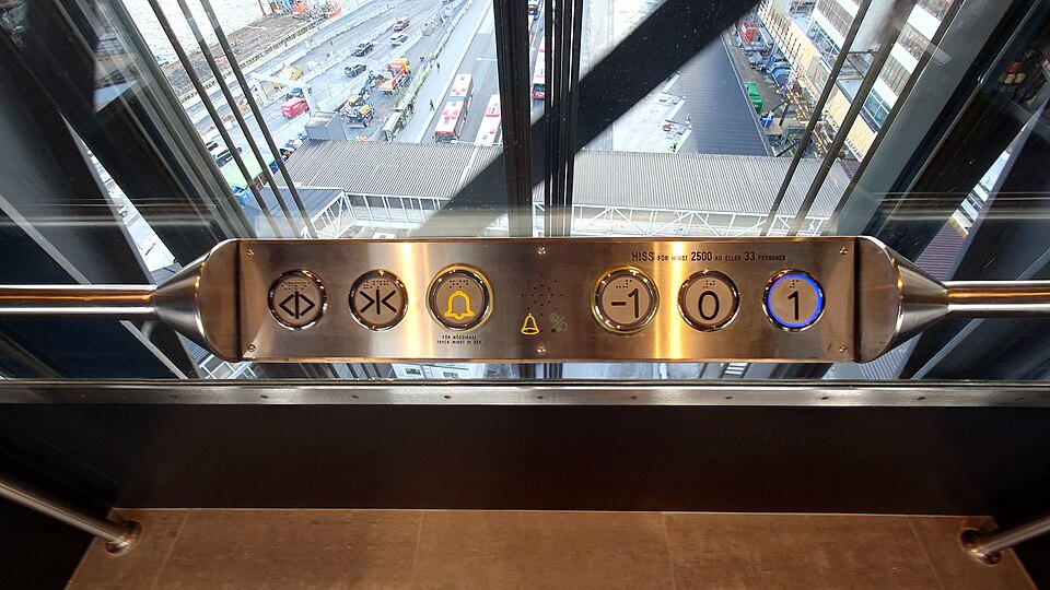 File:Nya Katarinahissen Car operations panel.jpg